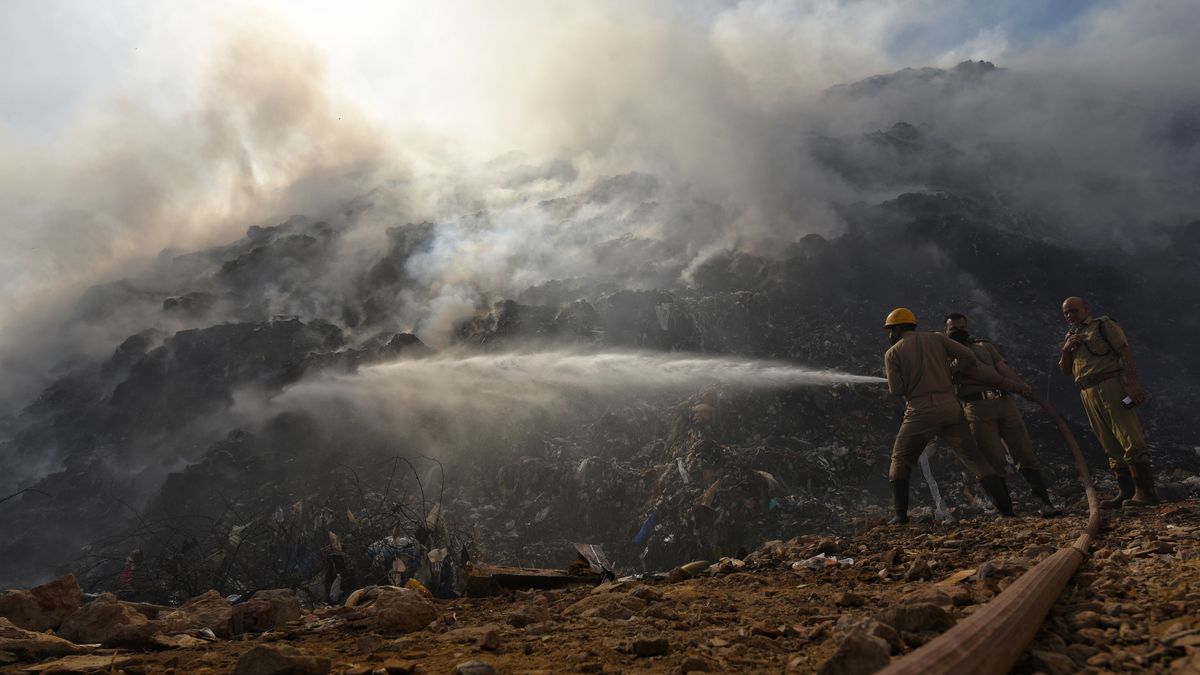 Fotky: V Dillí hoří obří skládka vysoká jako dům o sedmnácti patrech